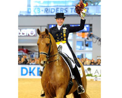 Heike Kemmer hat in Hannover ihr Olympiapferd Bonaparte in den Ruhestand geschickt. Foto: Frieler